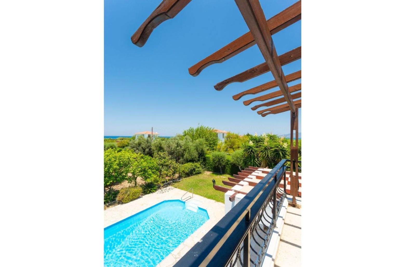 Sun Beach Villa Thio Polis Bagian luar foto