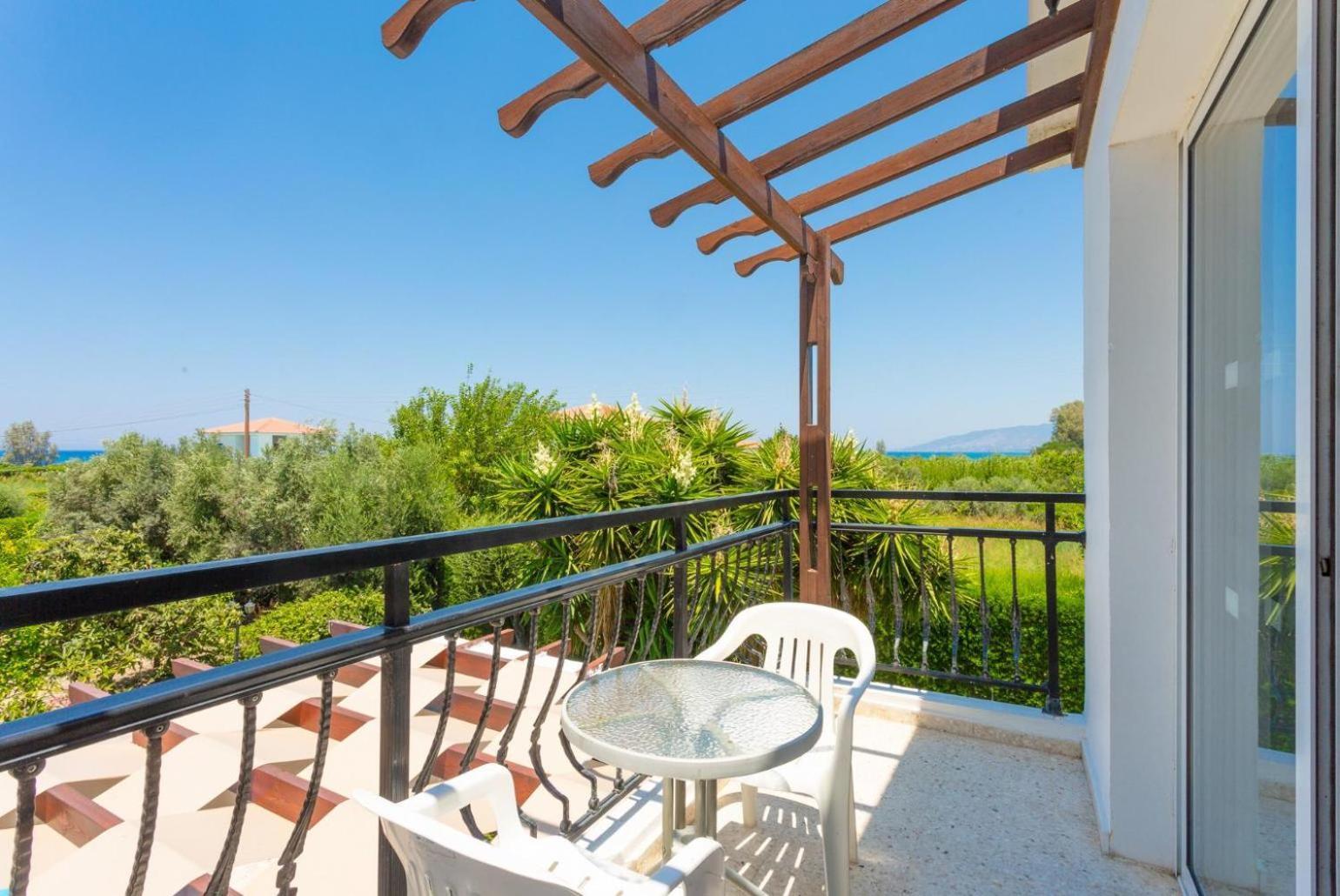 Sun Beach Villa Thio Polis Bagian luar foto